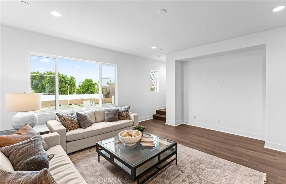 102 Sorrel Court Burbank, CA 91506