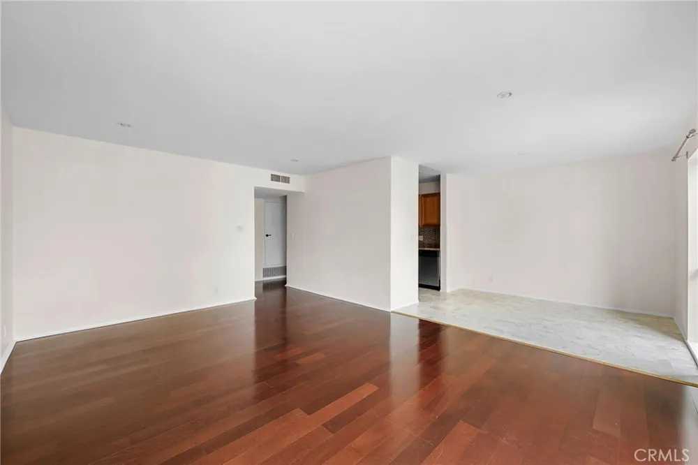 15344 Weddington Street #202 Van Nuys, CA 91411