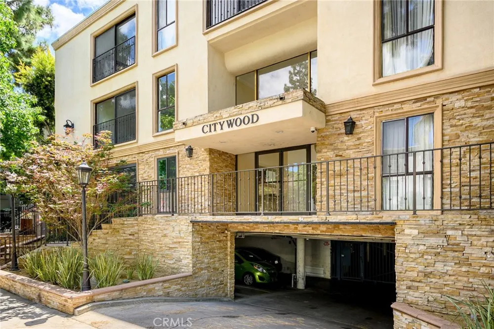 15344 Weddington Street #202 Van Nuys, CA 91411
