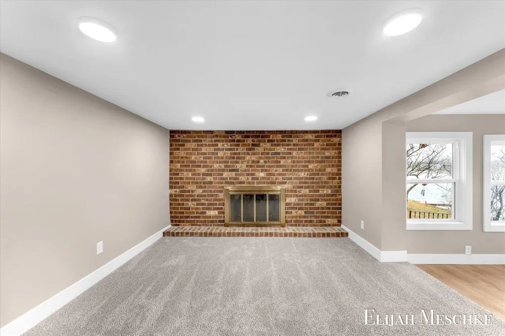 10463 Poplar Drive NE Rockford, MI 49341