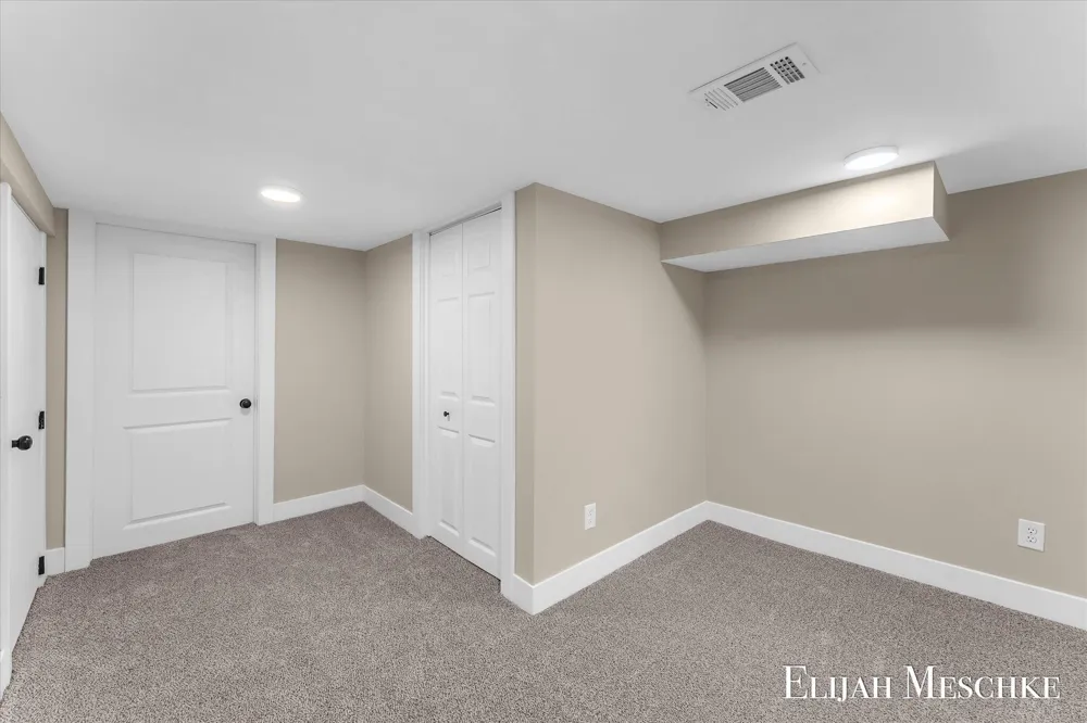 10463 Poplar Drive NE Rockford, MI 49341