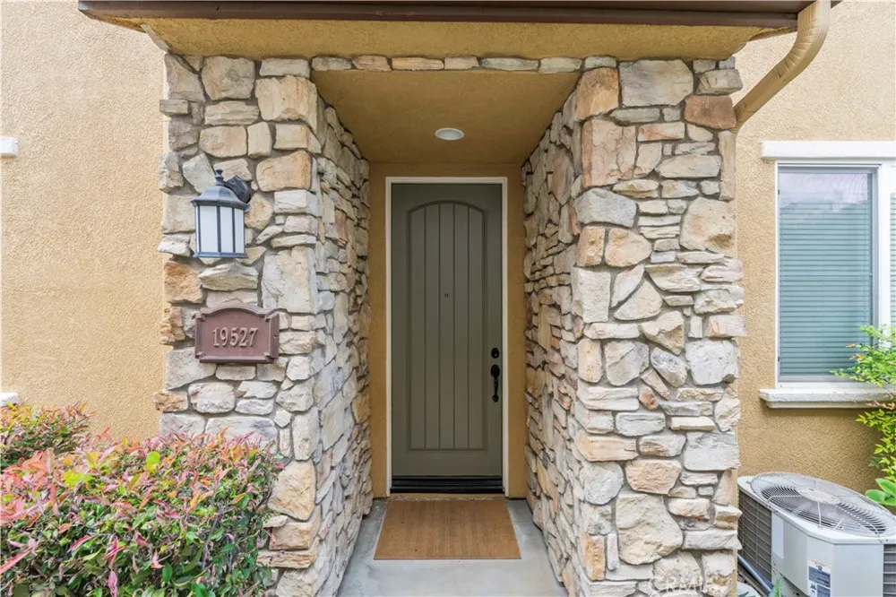19527 Opal lane Saugus, CA 91350