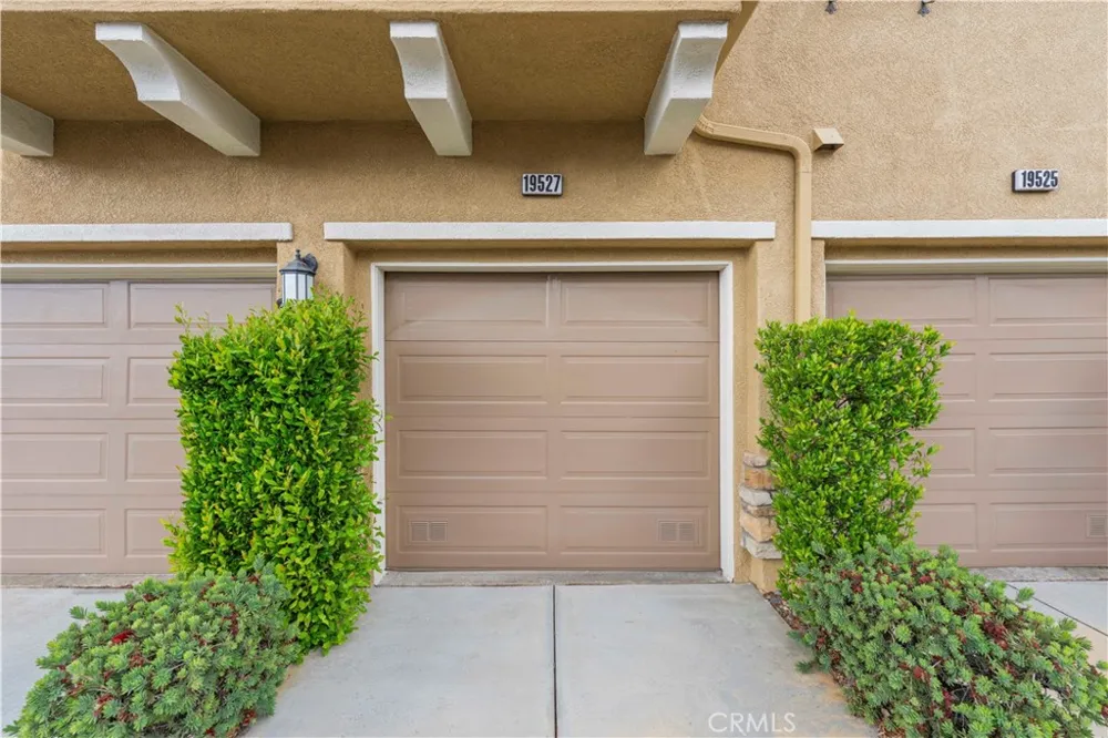 19527 Opal lane Saugus, CA 91350