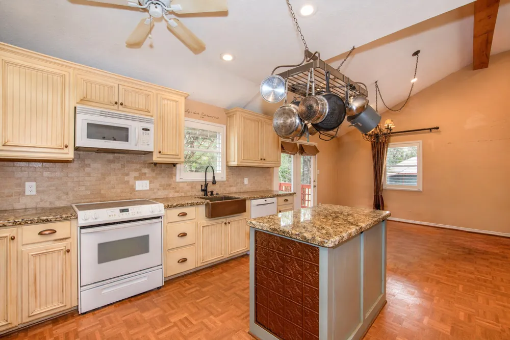 877 Hollow Bend Caldwell, TX 77836