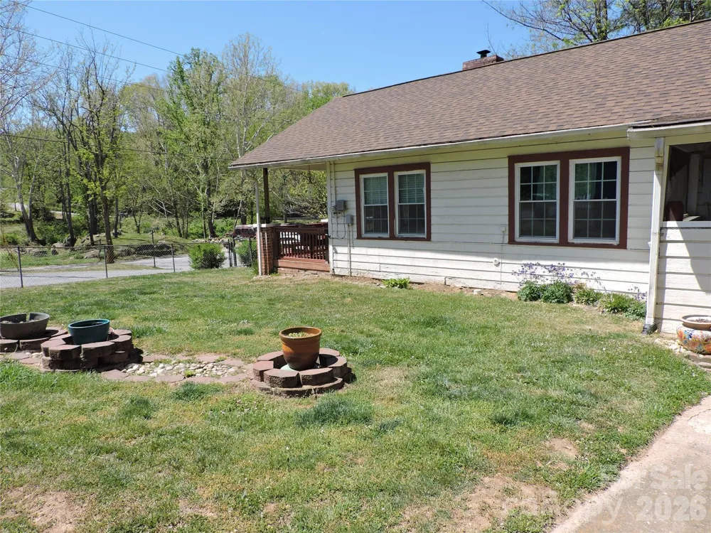 4 Carter Road Weaverville, NC 28787