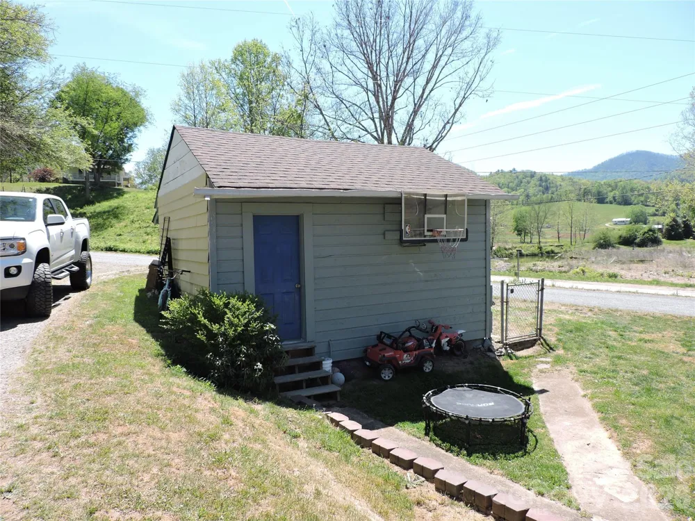 4 Carter Road Weaverville, NC 28787