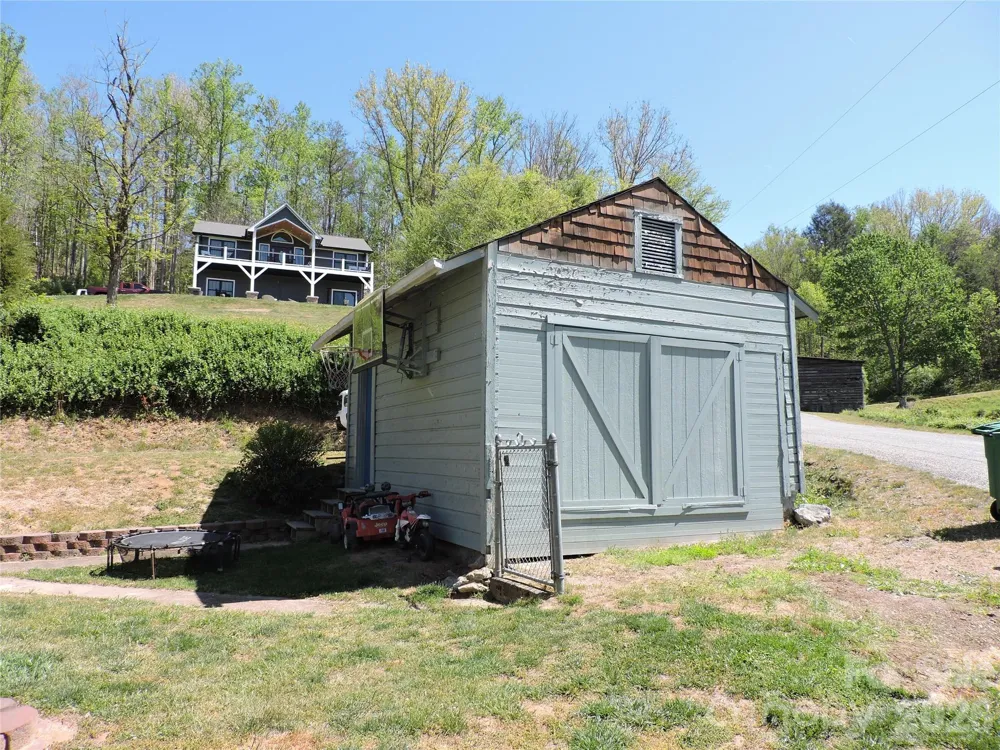 4 Carter Road Weaverville, NC 28787