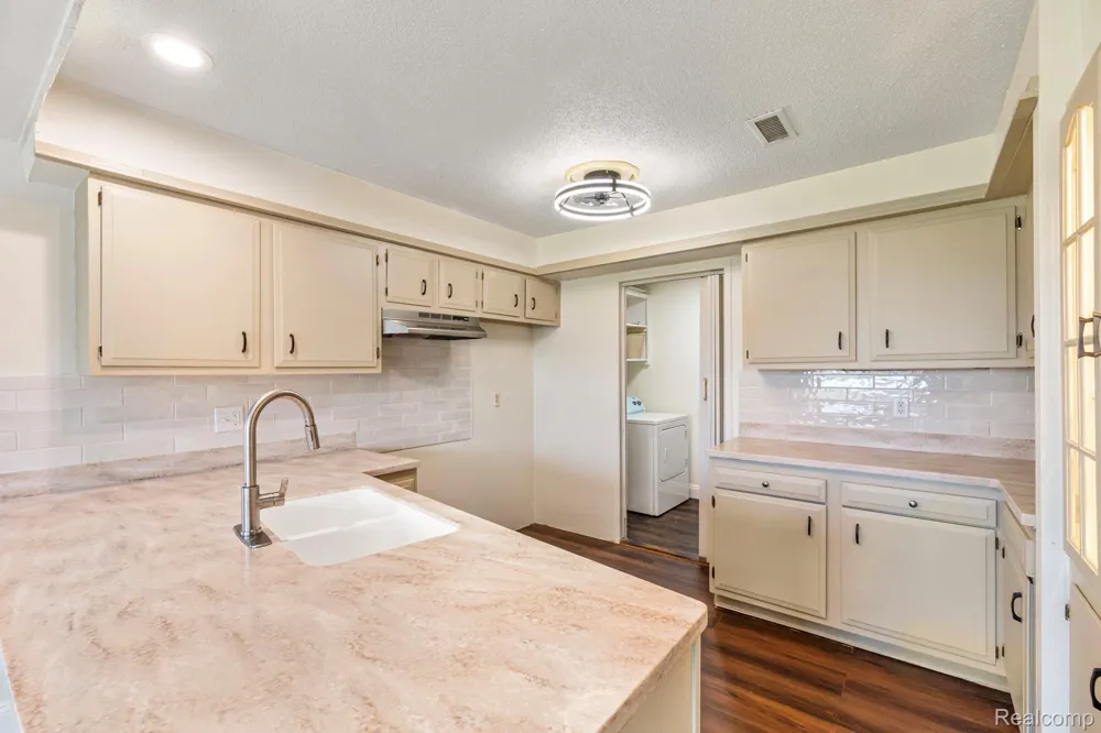 1680 Cliffs Landing #302E Ypsilanti Charter Township, MI 48198