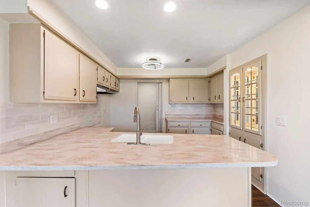 1680 Cliffs Landing #302E Ypsilanti Charter Township, MI 48198