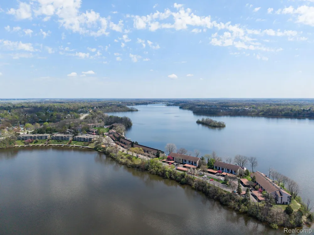 1680 Cliffs Landing #302E Ypsilanti Charter Township, MI 48198