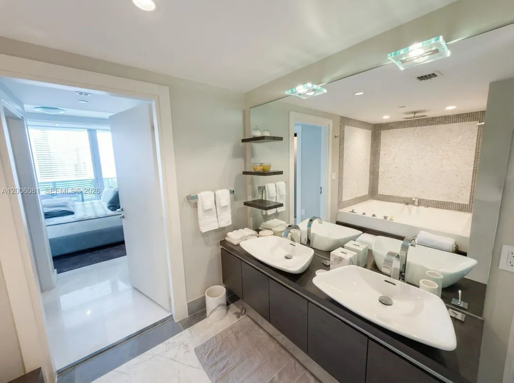 200 BISCAYNE BLVD WAY #4310 Miami, FL 33131