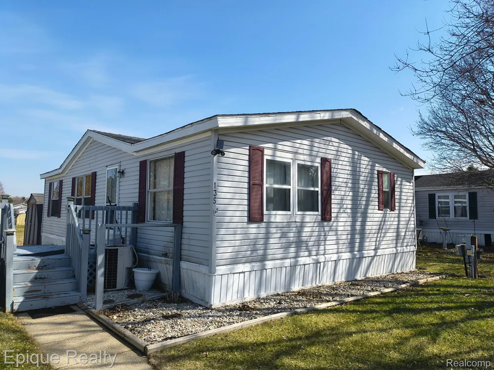 135 Hunters Rill Drive Lapeer City, MI 48446