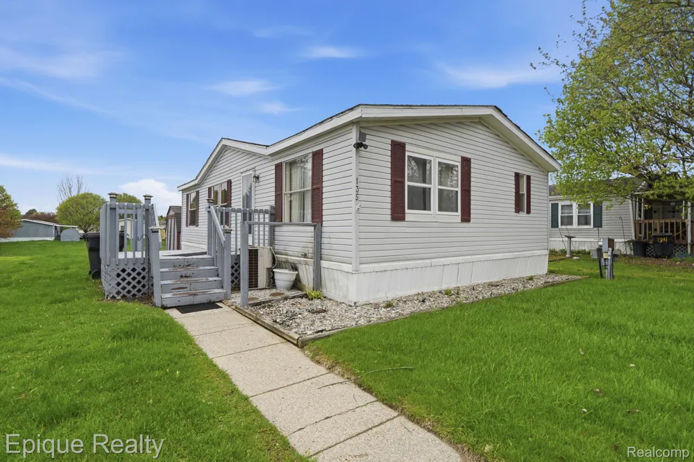 135 Hunters Rill Drive Lapeer City, MI 48446