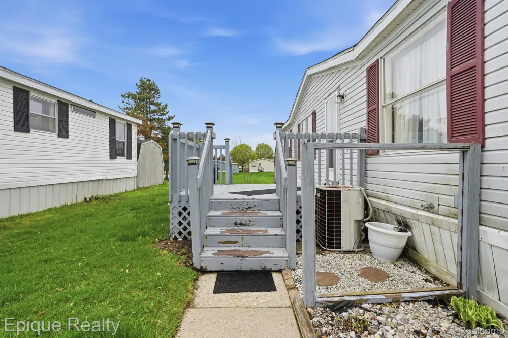 135 Hunters Rill Drive Lapeer City, MI 48446