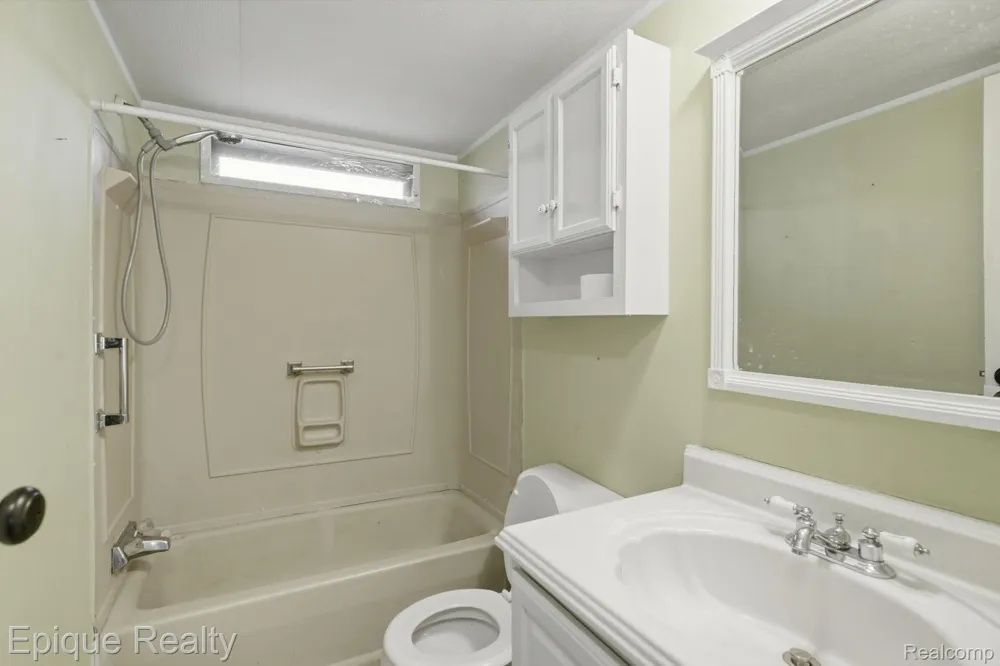 135 Hunters Rill Drive Lapeer City, MI 48446
