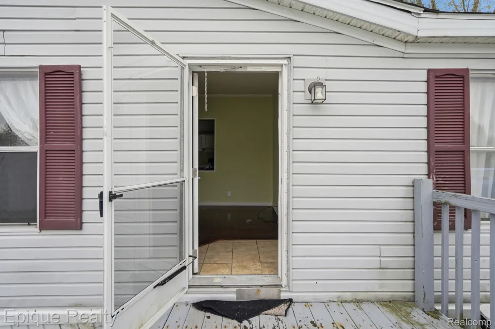 135 Hunters Rill Drive Lapeer City, MI 48446