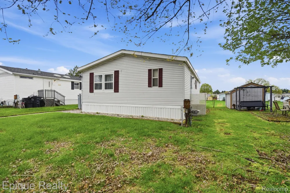135 Hunters Rill Drive Lapeer City, MI 48446