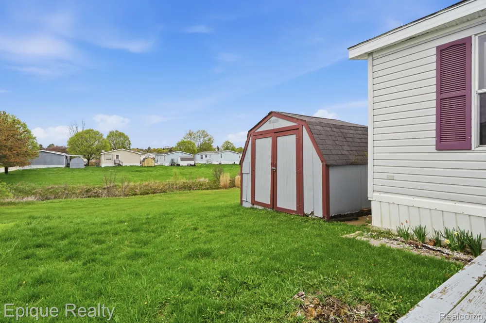 135 Hunters Rill Drive Lapeer City, MI 48446