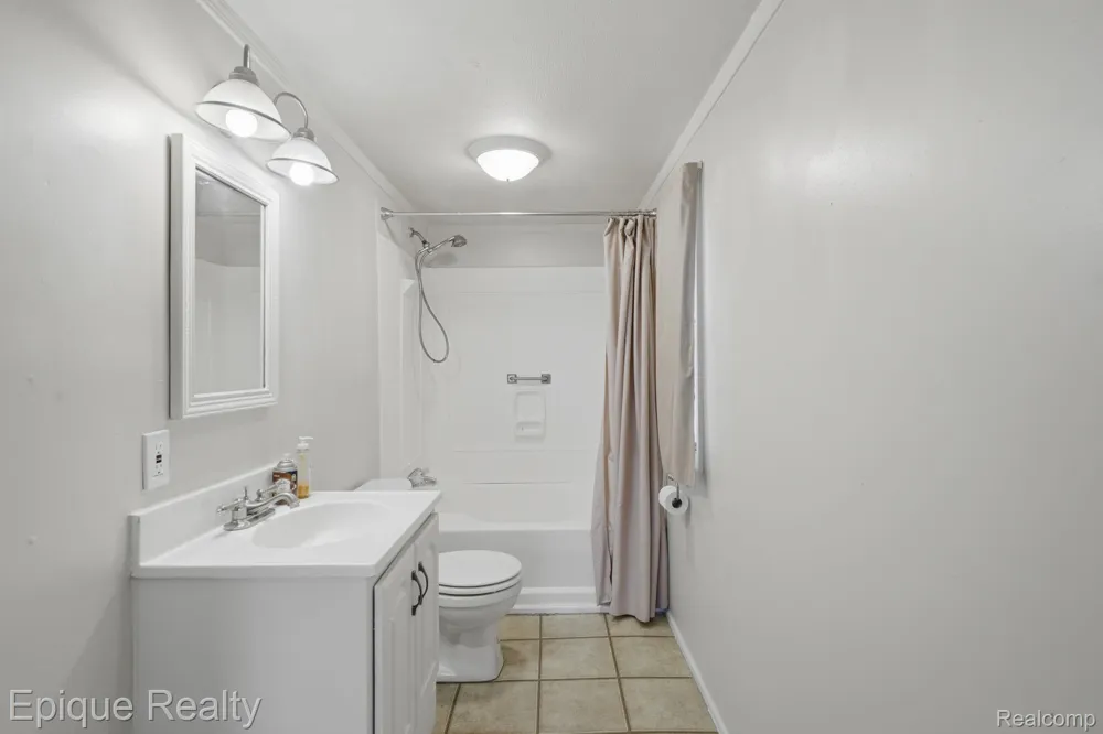 135 Hunters Rill Drive Lapeer City, MI 48446