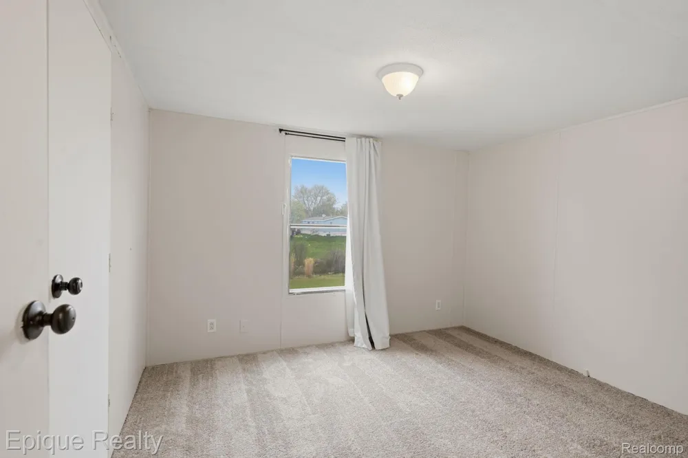135 Hunters Rill Drive Lapeer City, MI 48446