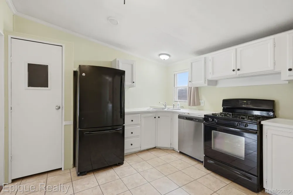 135 Hunters Rill Drive Lapeer City, MI 48446