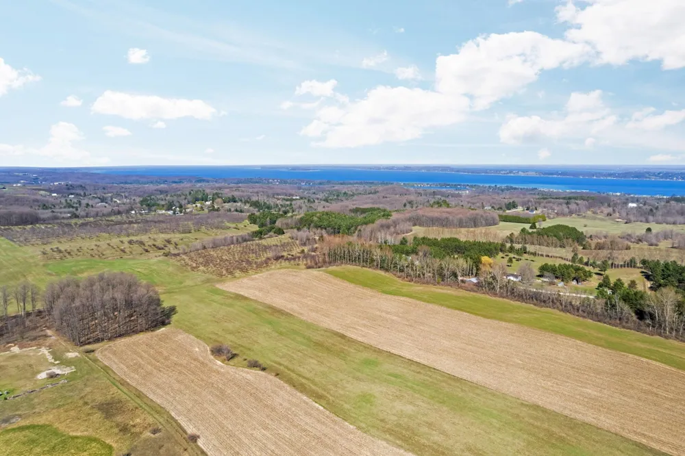 8371 E Boca Vista Trail Elmwood Charter Township, MI 49684