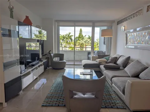 5161 Collins Ave #518