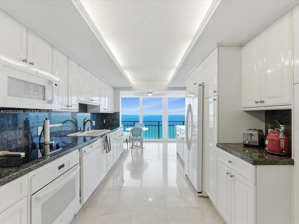 600 Grapetree Dr #10BN Key Biscayne, FL 33149