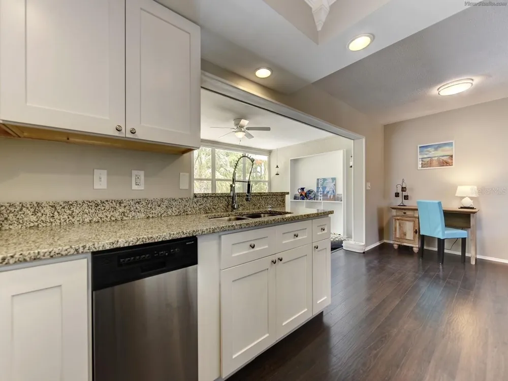 301 AVENIDA MADERA #B Sarasota, FL 34242