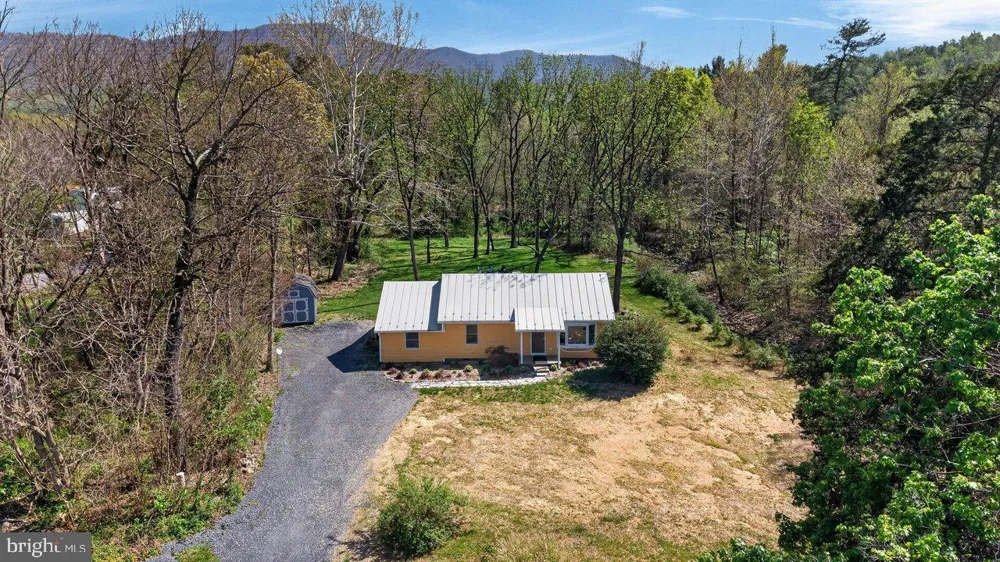 202 LAKE ARROWHEAD ROAD Luray, VA 22835