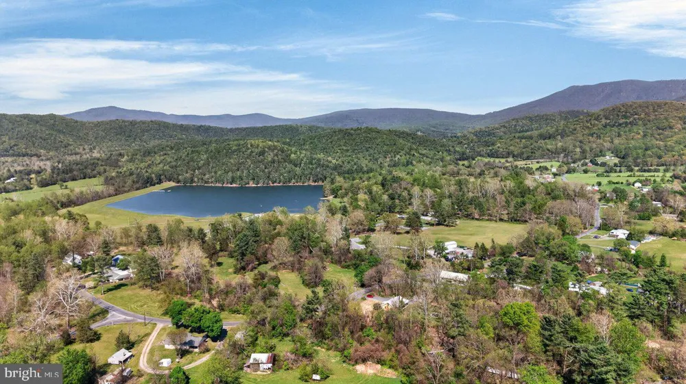 202 LAKE ARROWHEAD ROAD Luray, VA 22835