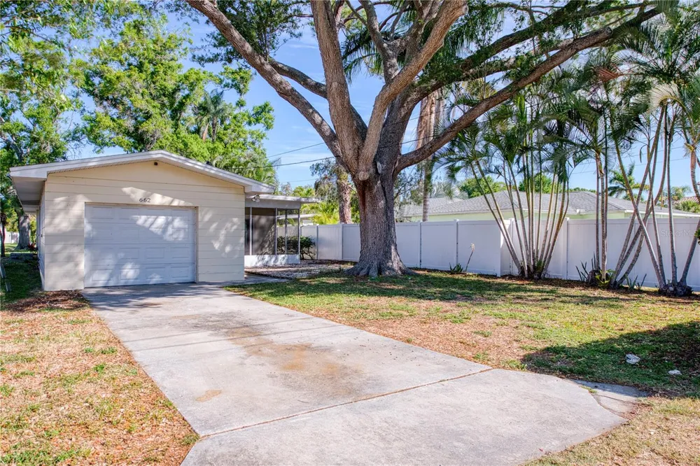 662 VILLAGRANDE AVENUE S St Petersburg, FL 33707