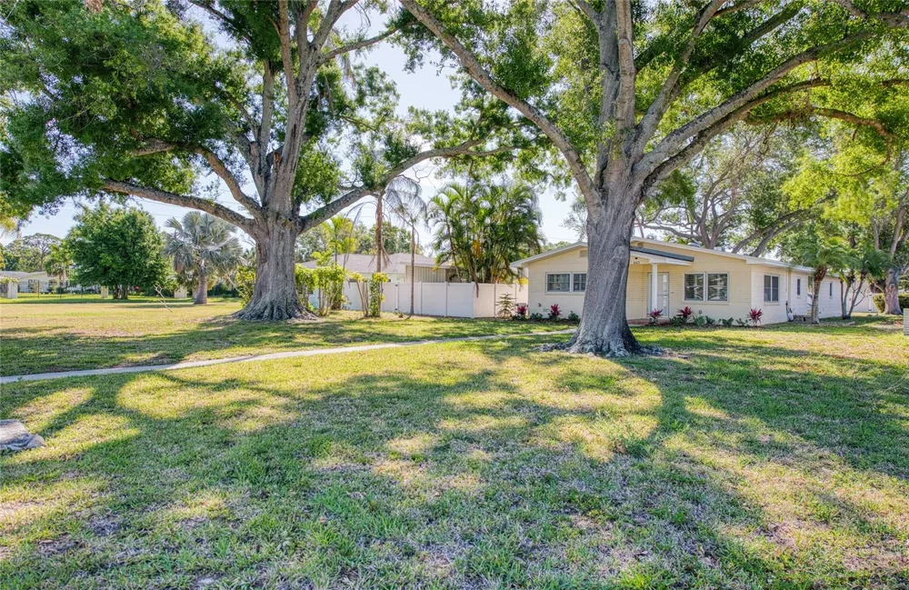 662 VILLAGRANDE AVENUE S St Petersburg, FL 33707
