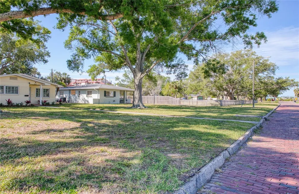 662 VILLAGRANDE AVENUE S St Petersburg, FL 33707