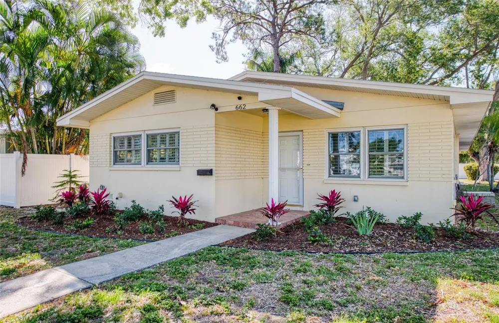 662 VILLAGRANDE AVENUE S St Petersburg, FL 33707
