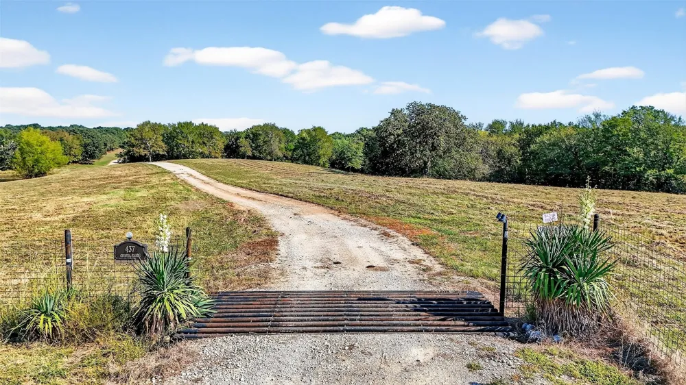 437 County Road 292 Collinsville, TX 76233
