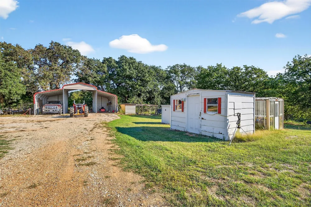 437 County Road 292 Collinsville, TX 76233