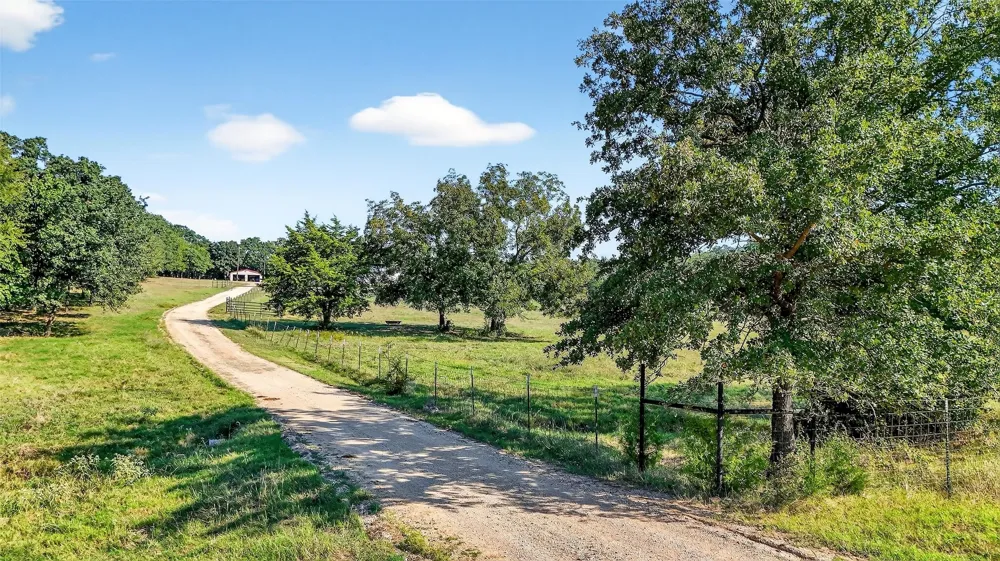 437 County Road 292 Collinsville, TX 76233