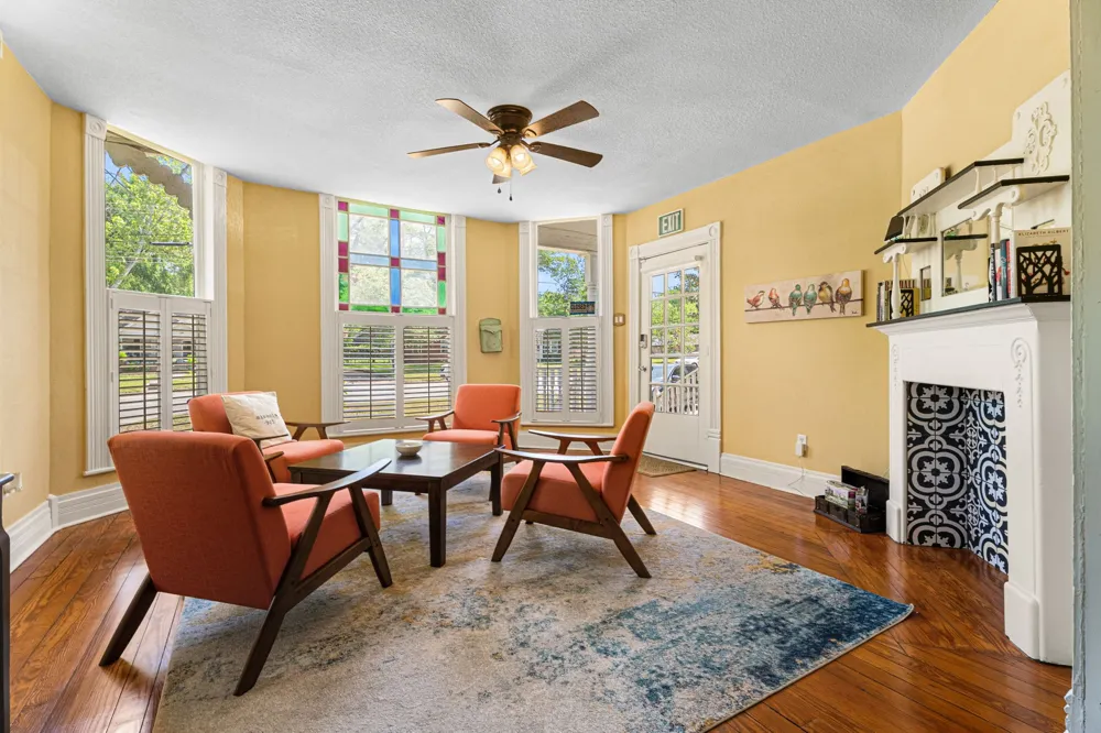 1009 Pacific Mineola, TX 75773
