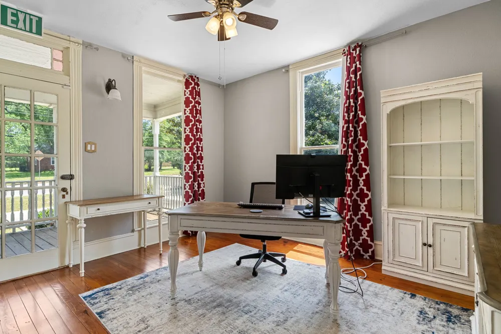 1009 Pacific Mineola, TX 75773
