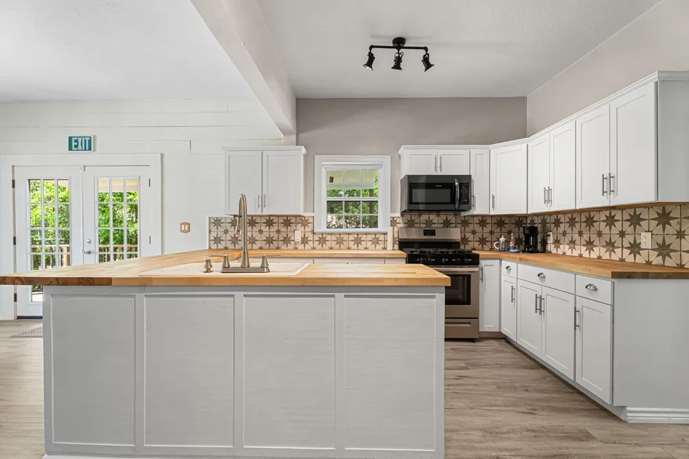 1009 Pacific Mineola, TX 75773