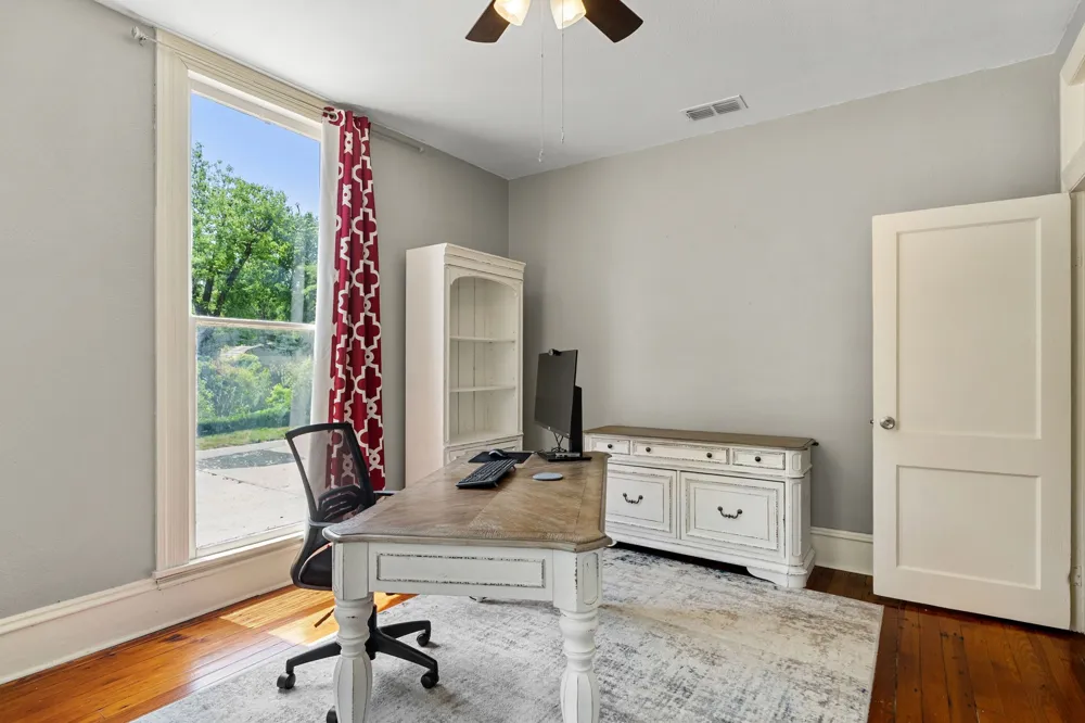 1009 Pacific Mineola, TX 75773