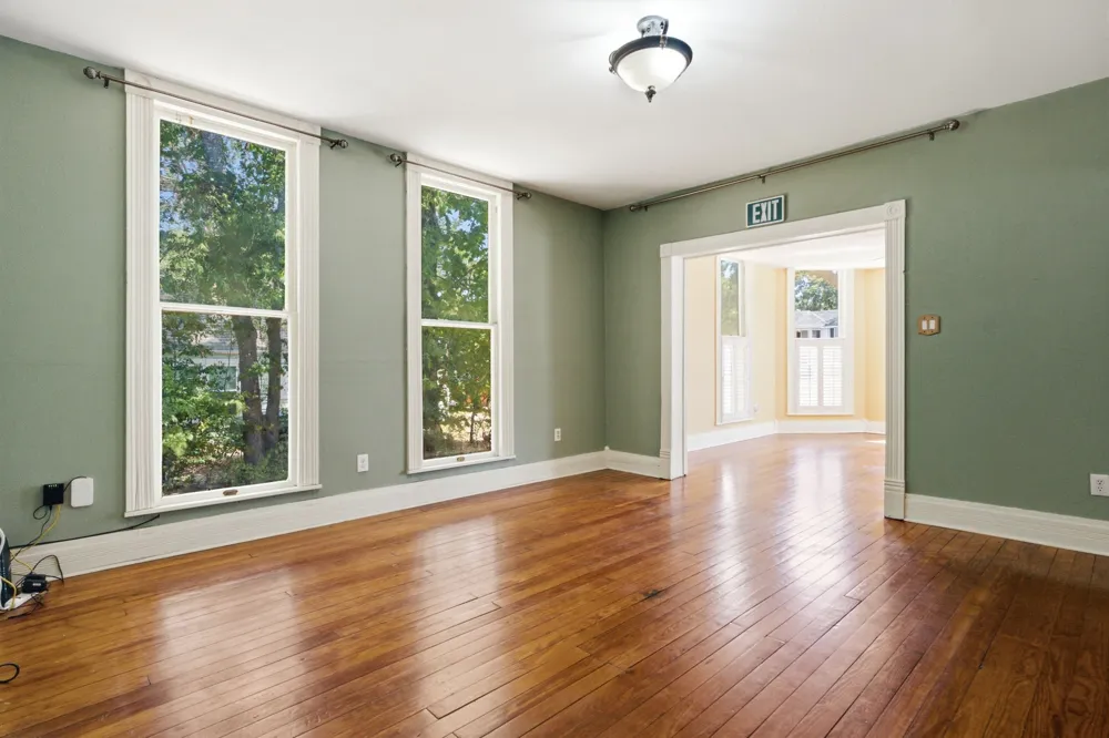 1009 Pacific Mineola, TX 75773