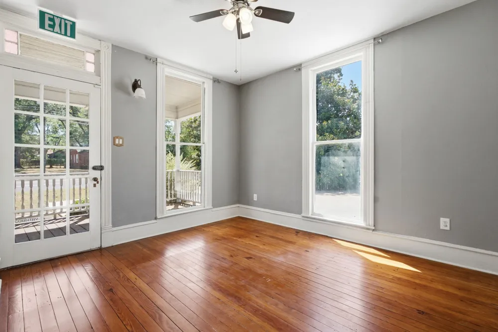 1009 Pacific Mineola, TX 75773
