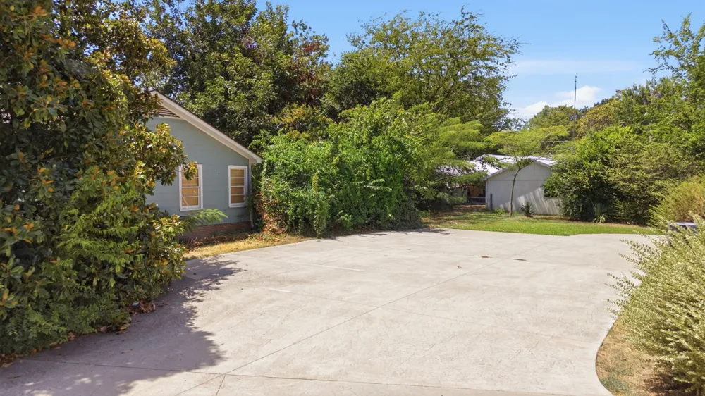 1009 Pacific Mineola, TX 75773