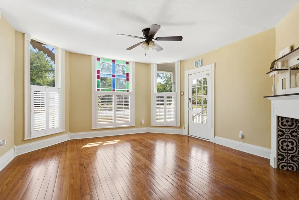 1009 Pacific Mineola, TX 75773