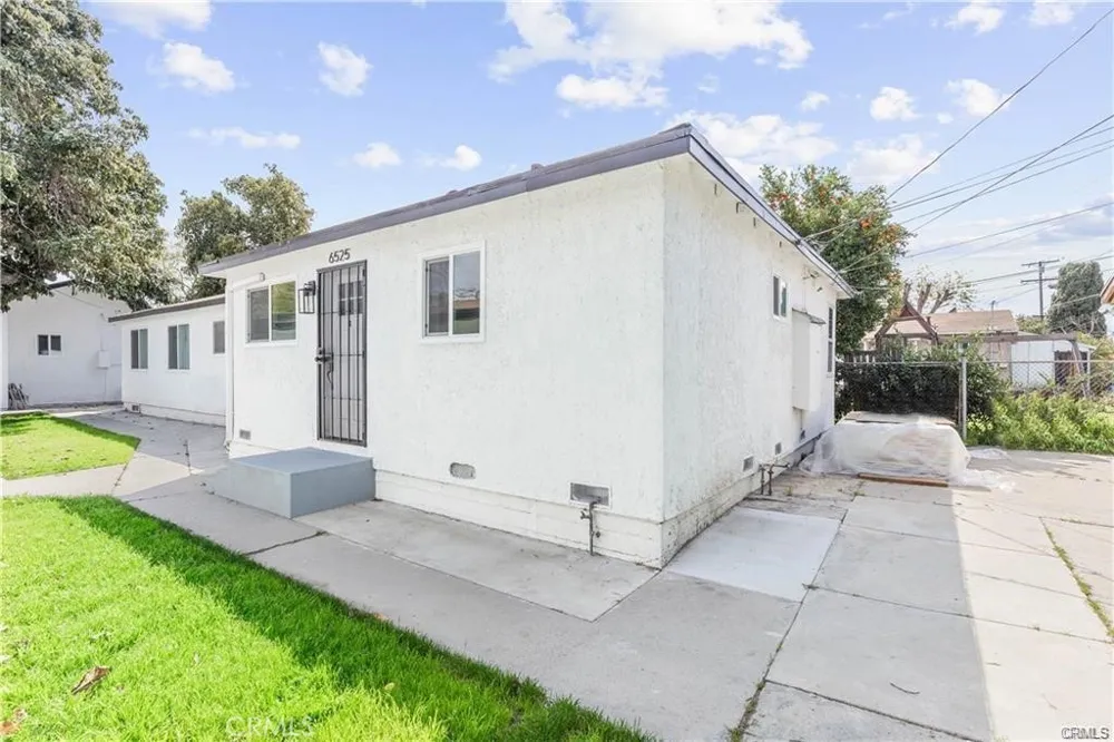 6523 Ajax Avenue Bell Gardens, CA 90201