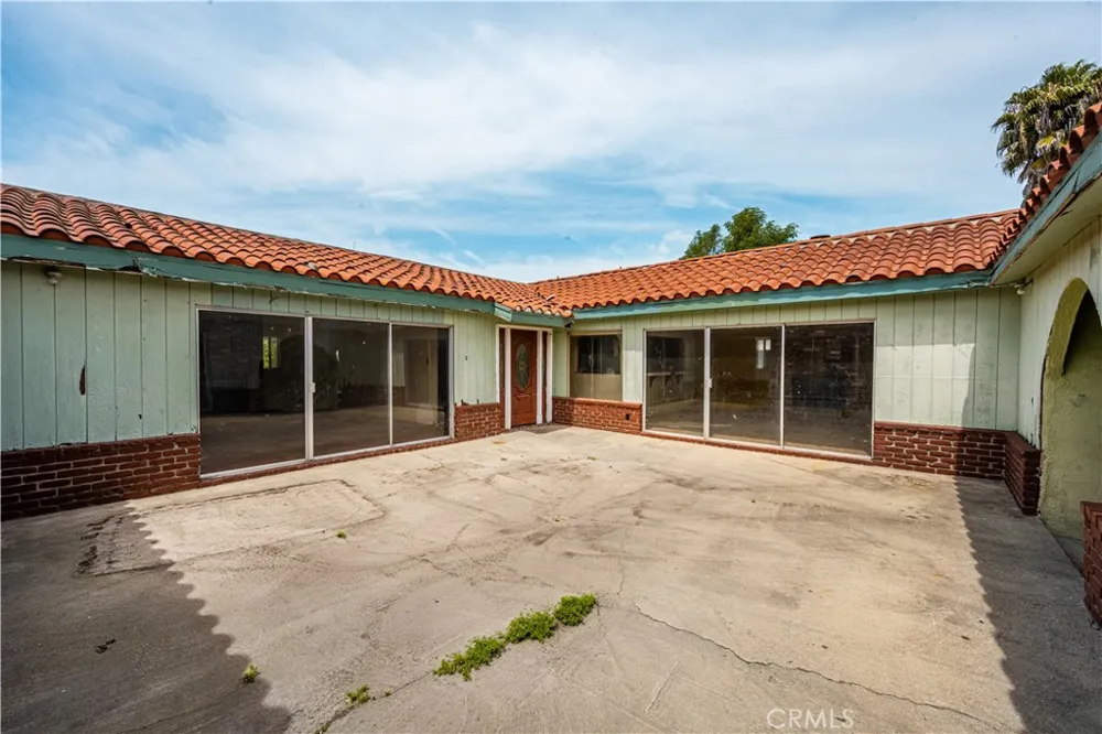 1405 S Center Avenue Compton, CA 90220