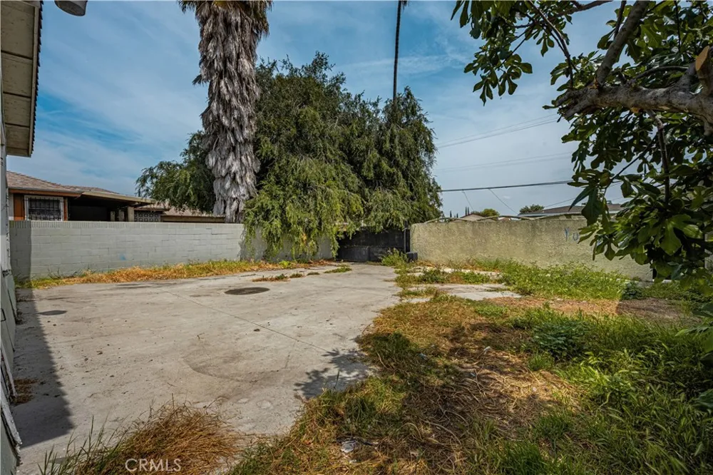 1405 S Center Avenue Compton, CA 90220