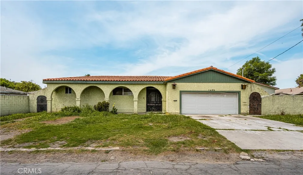 1405 S Center Avenue Compton, CA 90220